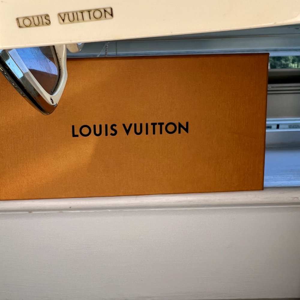 Louis Vuitton Moon Cat Eye Sunglasses Creme Monogram Temples - Picture 7 of 10